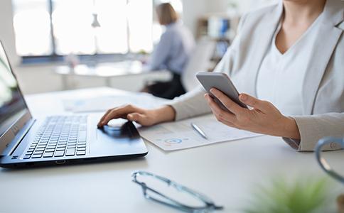 若公司注冊尋求代理服務,那么還需支付千元左右的代理服務費用