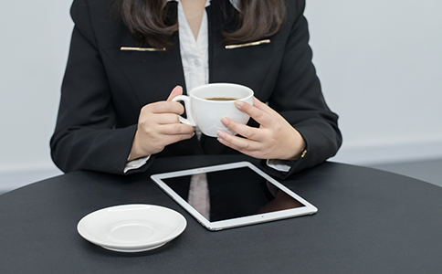 領取營業執照后,需帶上營業執照原件和法人代表身份證原件到特定單位印刻辦理備案。